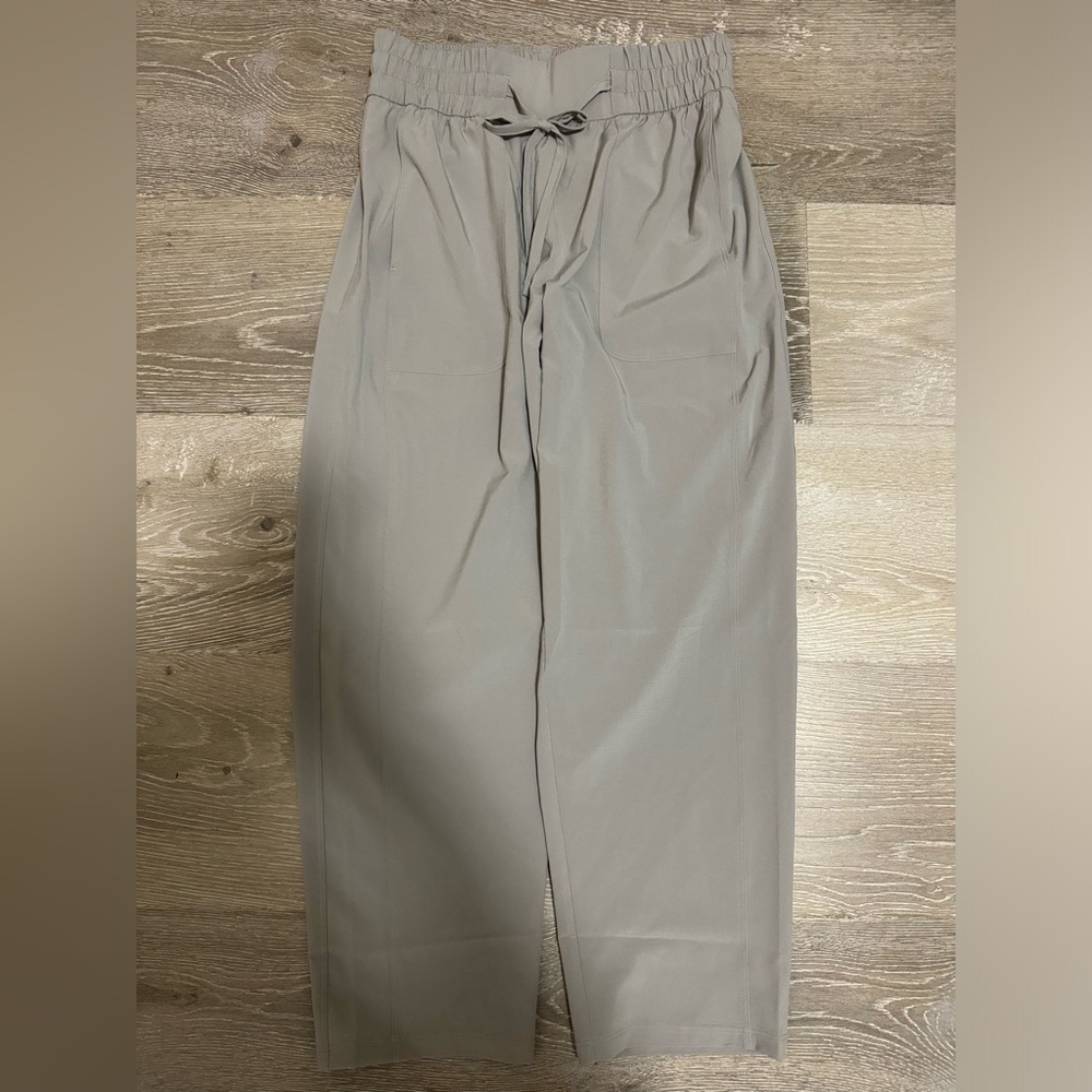 NWT Lululemon Pull On Mid Rise Tapered Leg Crop 23